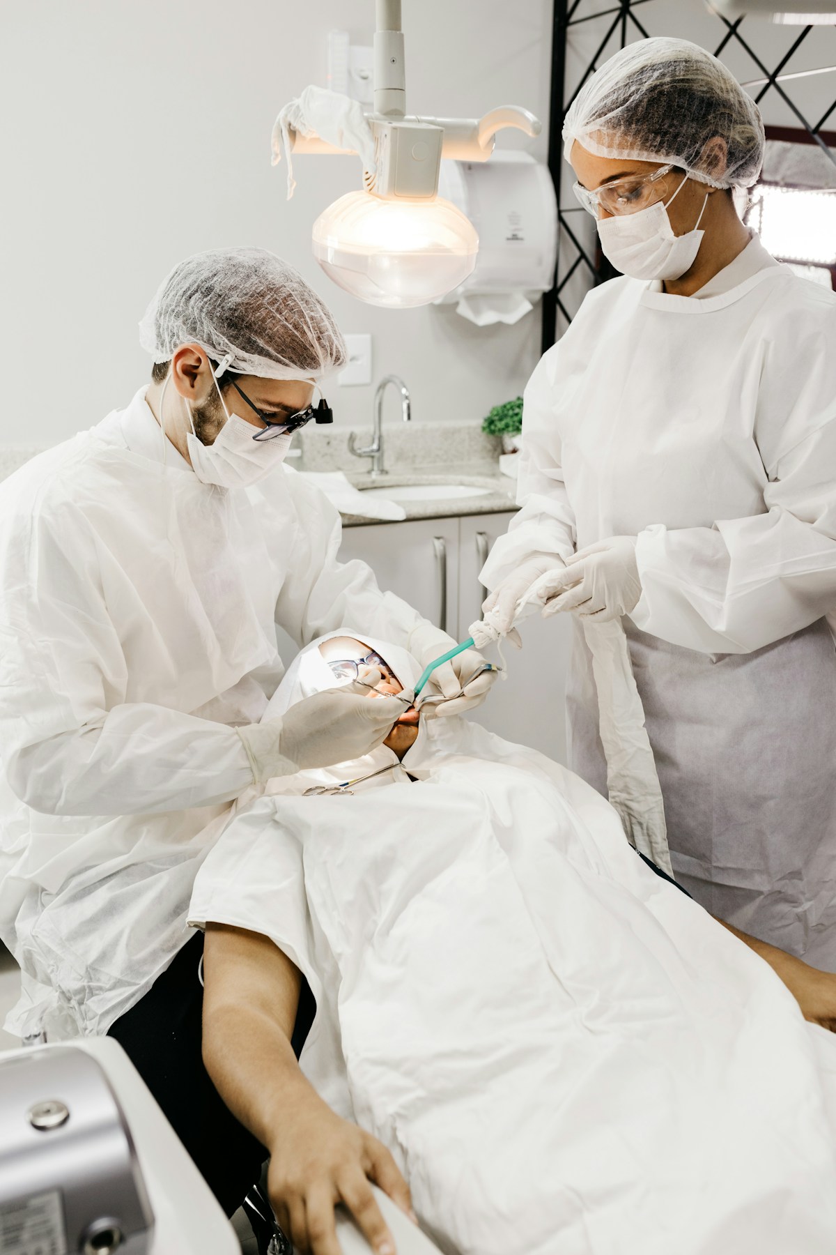 Dos profesionales atienden a un paciente en una clínica dental real